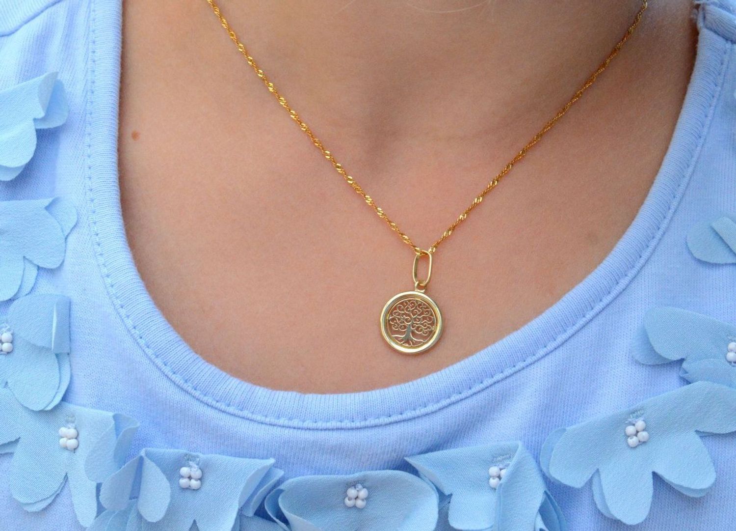 Złota zawieszka próby 333 drzewko szczęścia ZA 6291 333. Złota zawieszka w kształcie drzewka na szczęście. Elegancki wisiorek wykonany z próby 333 żółtego złota. Ta unikalna biżuteria, która zachwyci każdą kobietę. Element o.jpg